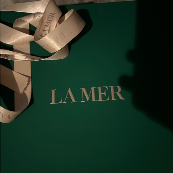 La Mer Skincare Collection with Teal Bag - Picture 7 of 7
